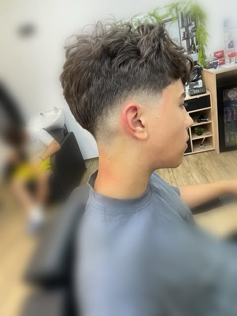 Мъжко подстригване с машинa